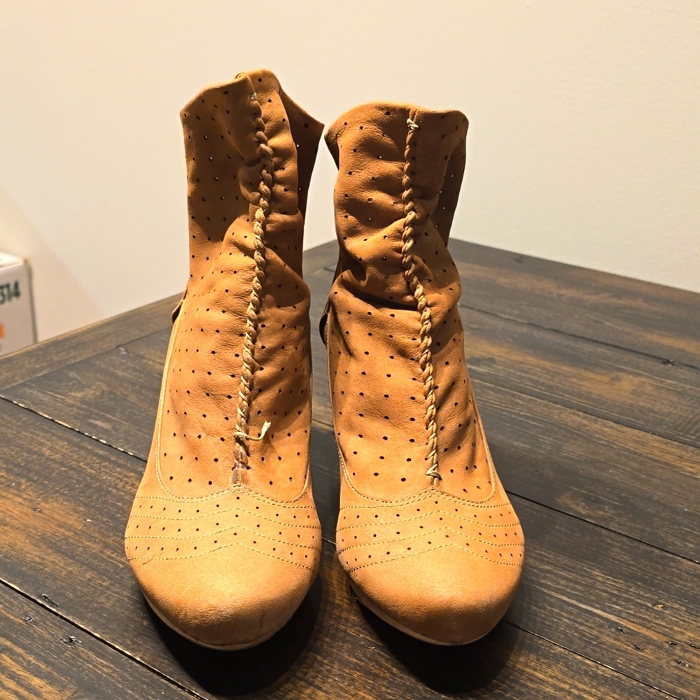 Size 37 tan leather ankle boots